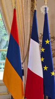 Макрон удостоил министра обороны Армении высшей наградой Франции