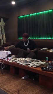 Рэпер Moneybagg Yo устроил флекс с деньгами