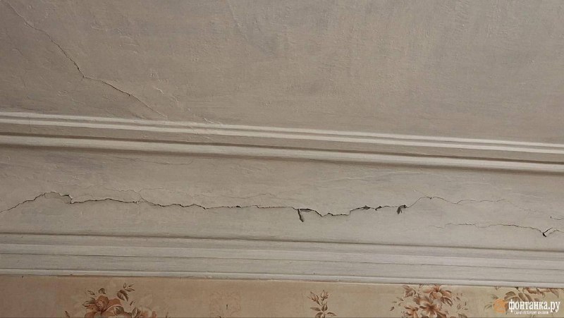 Дом у Большого Смоленского моста обследуют после появления новых трещин