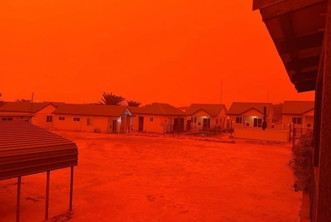 Красное небо в Австралии: тропический шторм поднял пыль