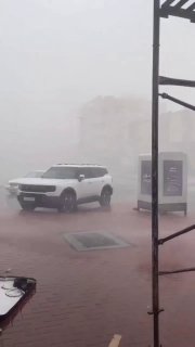 На Ближнем Востоке шторм, молния попала в небоскрёб Бурдж-Халифа в Дубае, в ОАЭ наводнение