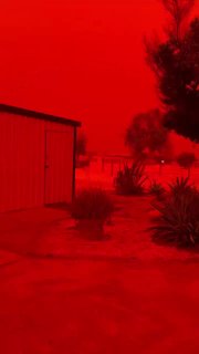 Небо над Австралией окрасилось в красный цвет из-за циклона «Нарелл»