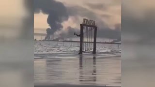 Девочка качается на фоне горящей иранской военной базы у Ормузского пролива