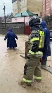 Спасатели эвакуируют жителей Махачкалы из-за подтопления