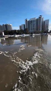 Потоп на парковке: девушка на «острове» и шутка про лодку