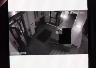 Здание мэрии в пригороде Парижа разгромили перед вступлением нового главы в должность