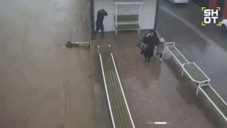 Спасение девочки из потока во время наводнения в Махачкале