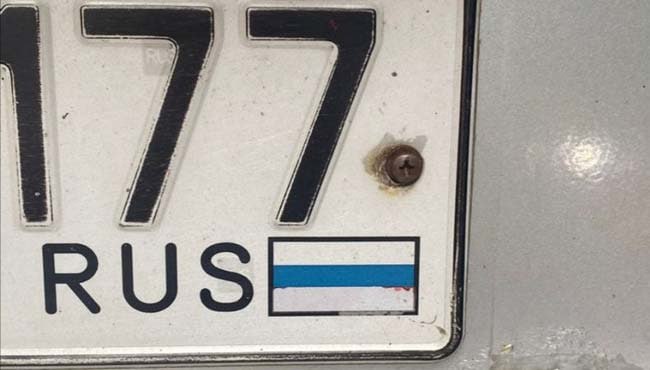 Жителя Озерска оштрафовали за бело-сине-белый флаг на номере