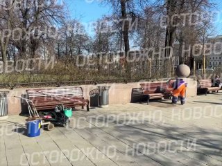 На Болотной площади перед отмененным митингом красят скамейки и проверяют документы