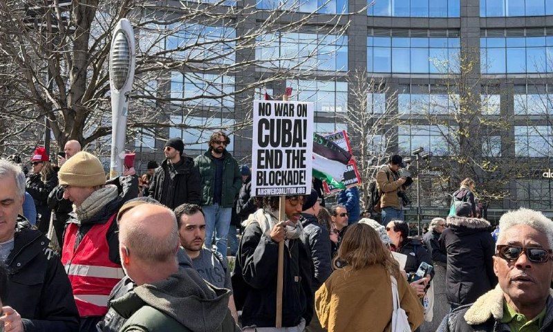 Тысячи людей вышли на шествие в Нью-Йорке в рамках акции No Kings