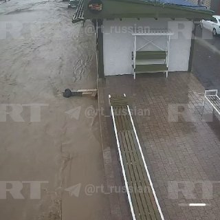 Спасение девочки и её матери от потока воды в Махачкале