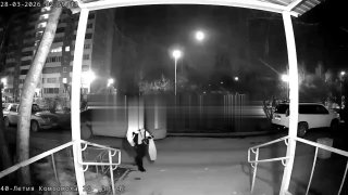 Пьяная мать избила сына у подъезда в Екатеринбурге: ребенок помогал ей встать