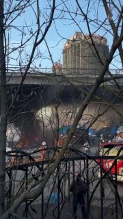 Пожар на яхтах у Строгинского моста: горят три судна, есть пострадавший