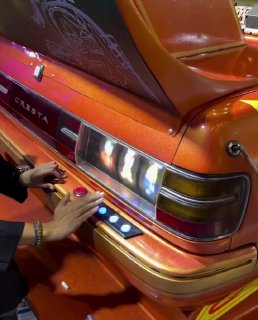 Toyota Cresta с игровым автоматом в бампере на выставке GT Show