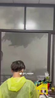 Ураган на юге Китая: ветер переворачивает грузовики и вырывает деревья