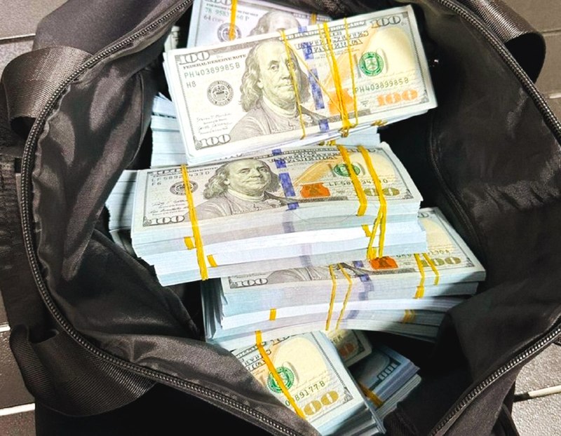 Девочка выбросила из окна $88 000, подростки сожгли часть и вернули остальное