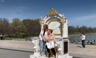 Художники установили трон-унитаз у мемориала Линкольна в знак критики Трампа