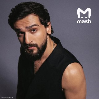 Певец Джони отменил концерты до апреля из-за потери голоса