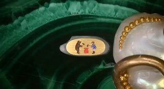 Мастер из Новосибирска создал движущуюся микроминиатюру «Мужик и медведь» на рисовом зернышке