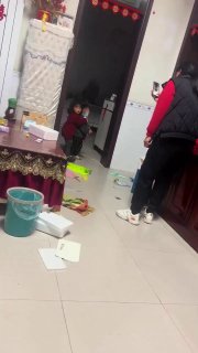 Китайская девочка взяла брата в заложники ради сладкого