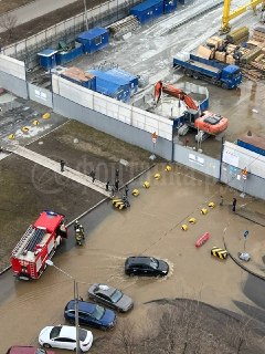 Вода бьет из-под земли в Петербурге возле объекта «Метростроя»