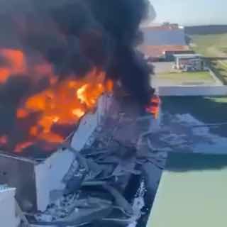 Пожар на нефтехранилищах Castrol в Ираке после удара БПЛА