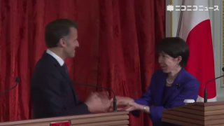 Лидеры Японии и Франции позировали в стиле «Драгонболла» на саммите в Токио