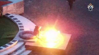 Россиянка прикурила от Вечного огня и ответит перед законом