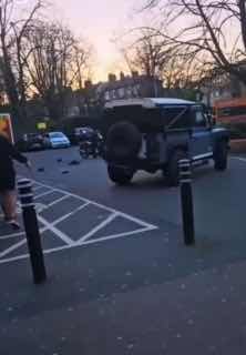 В Британии грабитель с мачете пытался уехать на угнанном мотоцикле, но его протаранил местный житель