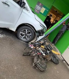 Водитель врезался в супермаркет в Люберцах