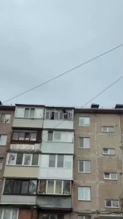 Девушка встала на край балкона в Хабаровске, чтобы помыть окна