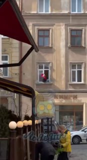 Во Львове интурист устроил стриптиз в окне