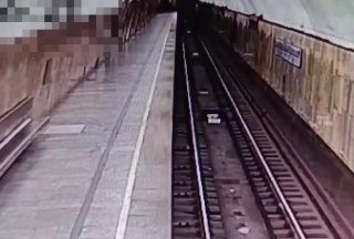 Пьяный мужчина задержан после спуска на рельсы на станции «Баррикадная»