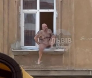 Голый американец в Львове показал нацистские жесты