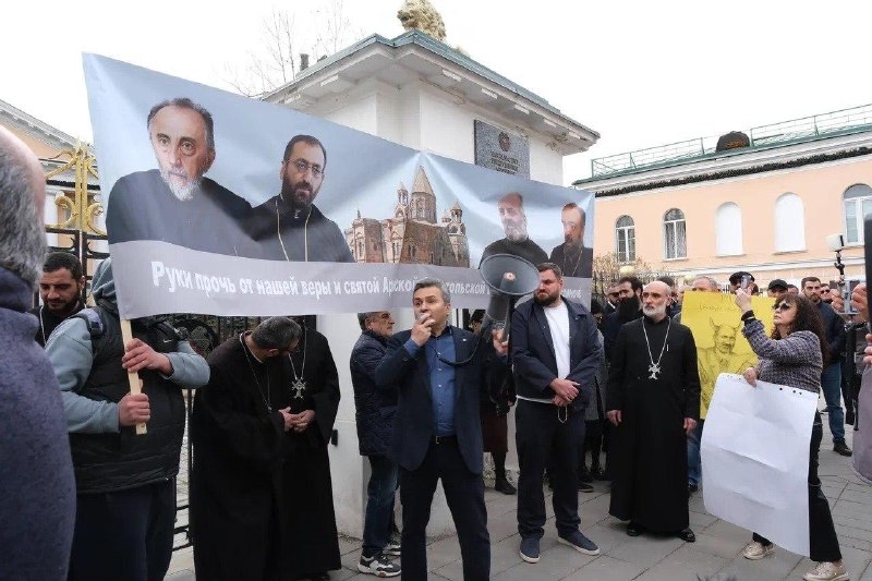 В Москве прошла акция в поддержку Армянской церкви