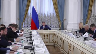 Медведев предложил выдворять мигрантов с болезнями и бороться с этническими анклавами