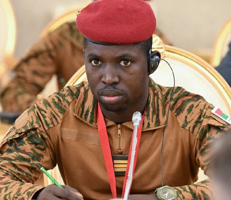 Президент Буркина-Фасо призвал забыть о демократии