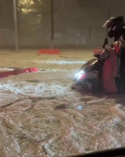 Ливни с градом превратили улицы юга Китая в ледяные потоки