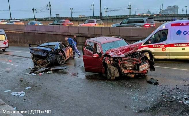 Четверо пострадали в массовом ДТП на набережной в Петербурге