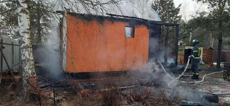 Мать выбросила ребенка из окна при пожаре, погибли двое