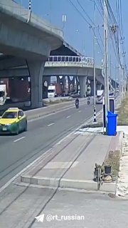 Цементовоз рухнул с моста в Таиланде: никто не погиб