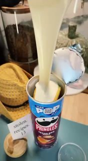 Тиктокеры заливают Pringles шоколадом: новый тренд на сладко-солёный десерт