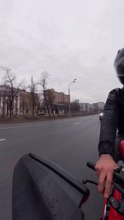 Мотоциклист разбился об авто, водитель проявил доброту