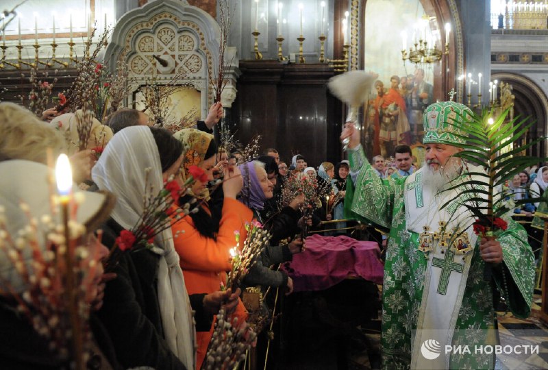 Патриарх Кирилл освятил вербы и пальмовые ветви в храме Христа Спасителя