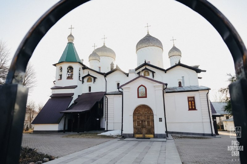 Две церкви под одной крышей в Великом Новгороде