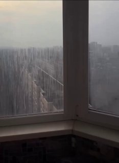 Робот-мойщик окон упал с 16-го этажа и разбил машину