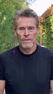 Уильям Дефо высмеял русскую поговорку в новом видео