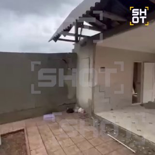Частный дом развалился и упал в воду в Дагестане