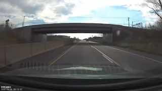 Самолет экстренно сел на трассу в США