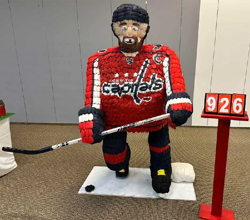 Фанаты в США создали скульптуру Овечкина из 2000 зефирок